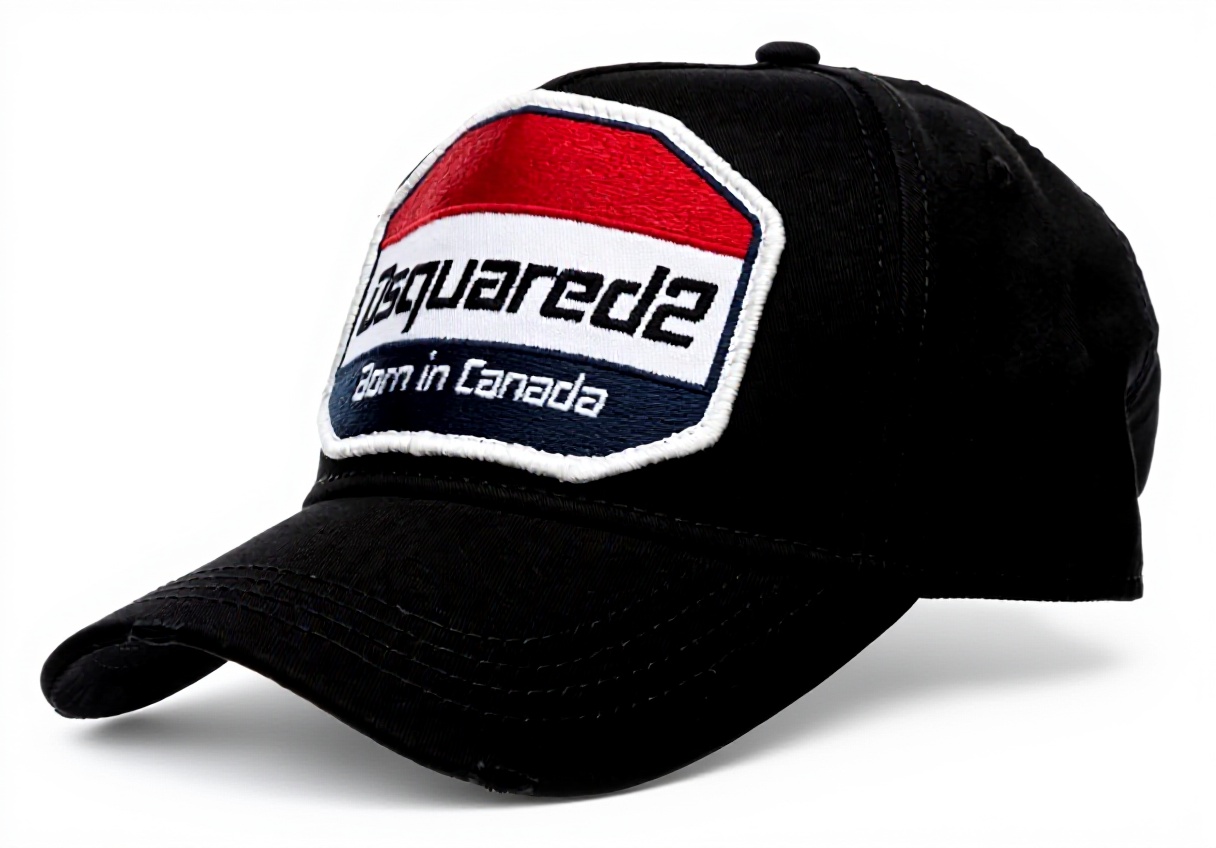 'Cappellino da baseball Dsquared nero indossato in un contesto urbano'