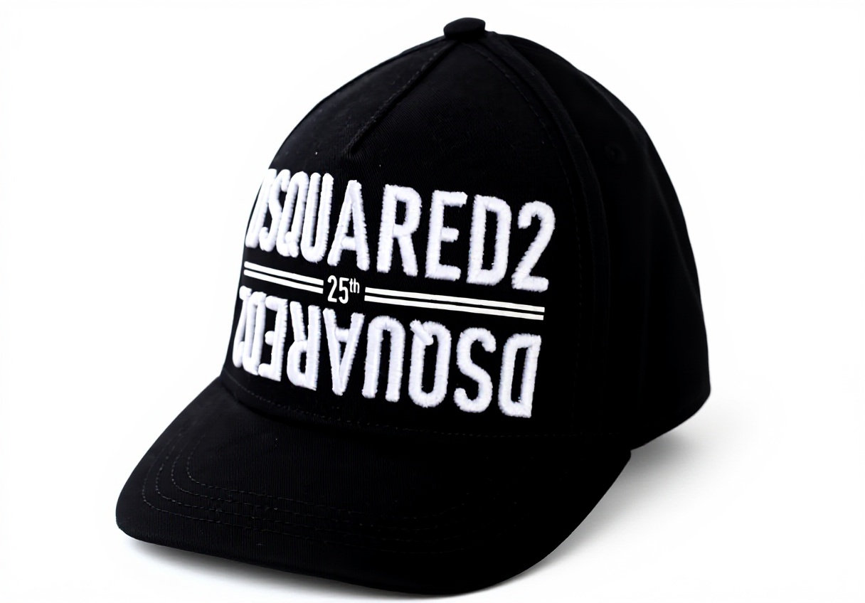 'DSQUARED2 Cappellino Uomo indossato in strada con sfondo urbano'