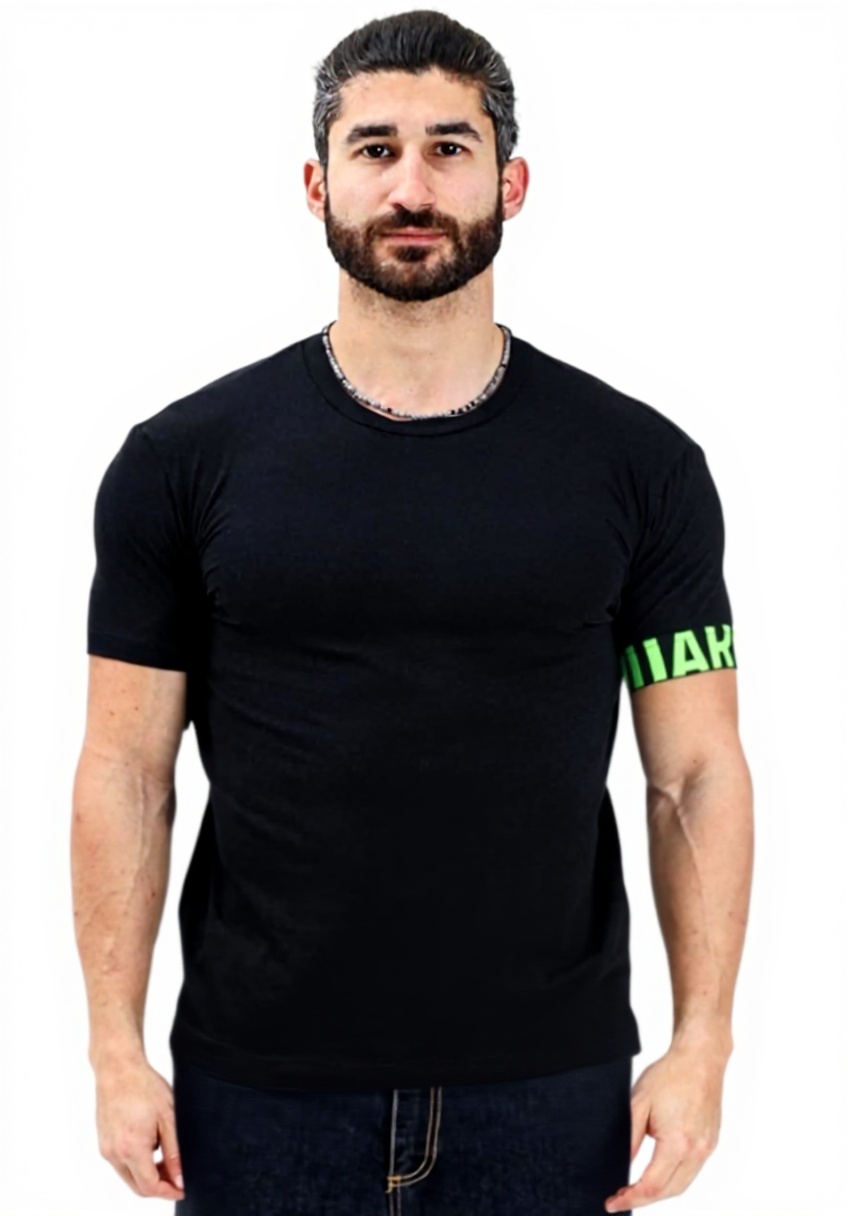 T-shirt DSQUARED2 bianca con maniche logate indossata in contesto casual