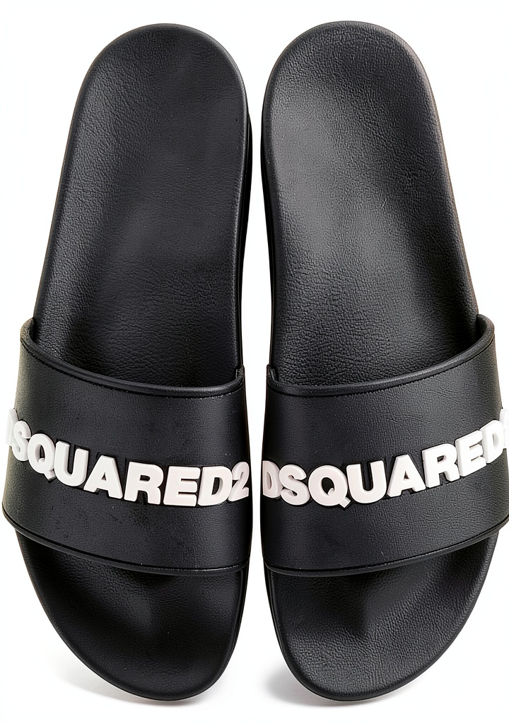 Ciabatte DSQUARED2 Nero indossate su superficie sabbiosa