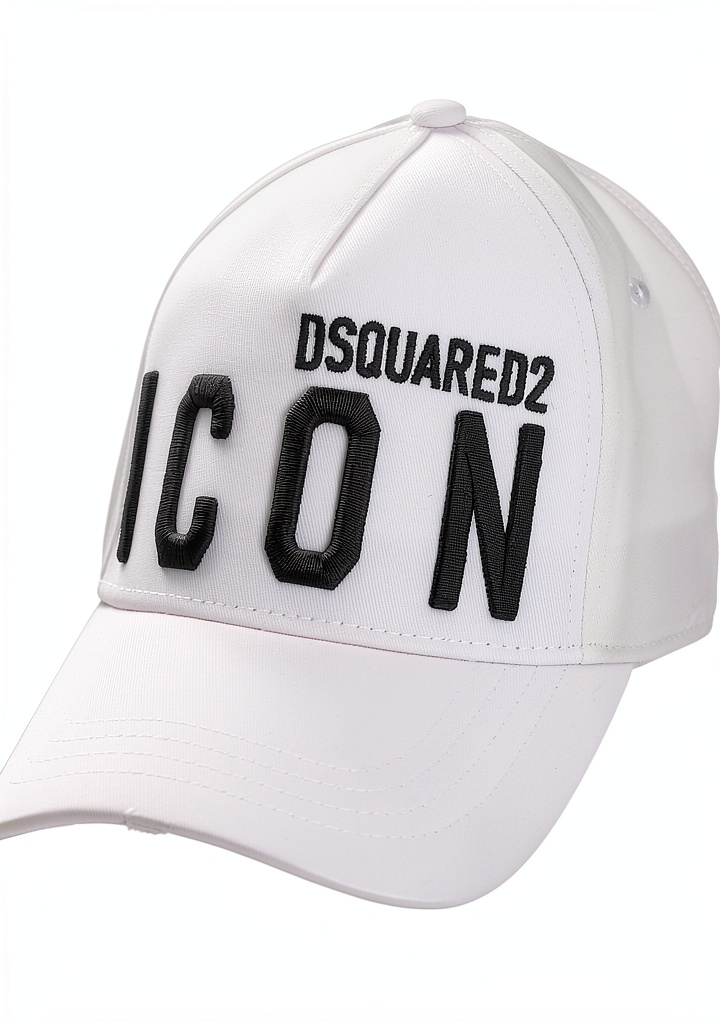 DSQUARED2 Cappellino Uomo indossato in contesto urbano casual