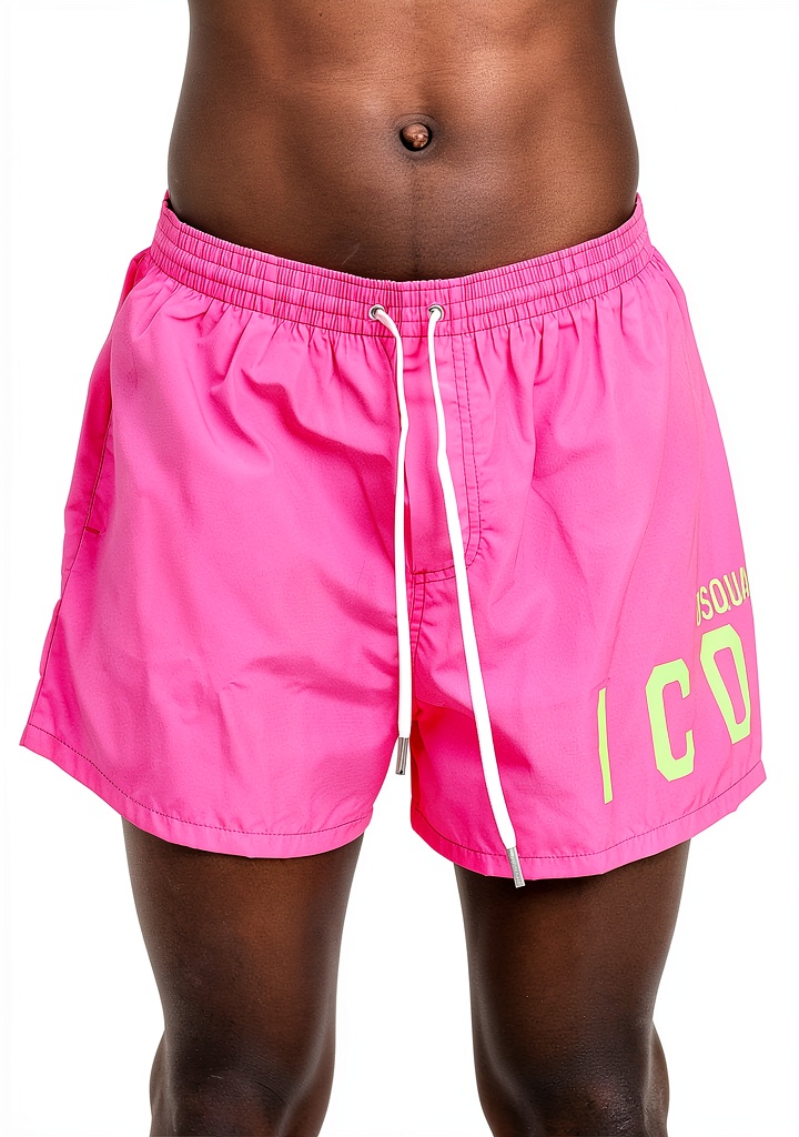Uomo che indossa shorts mare DSQUARED2 rosa fluo su una spiaggia soleggiata