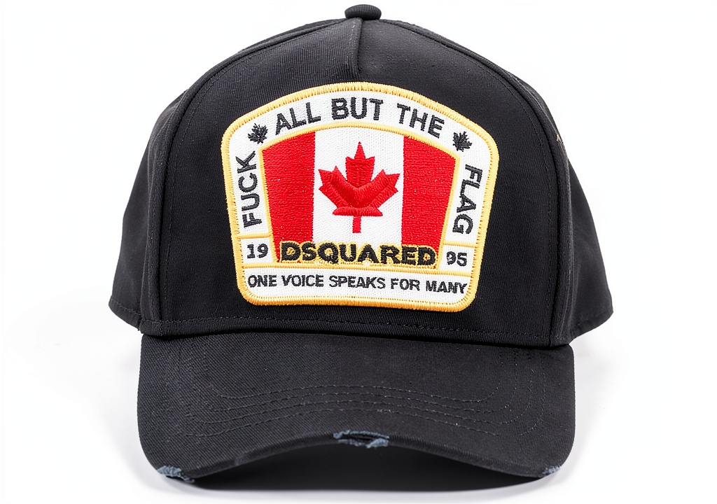 'Cappellino baseball Dsquared2 indossato in un contesto urbano'