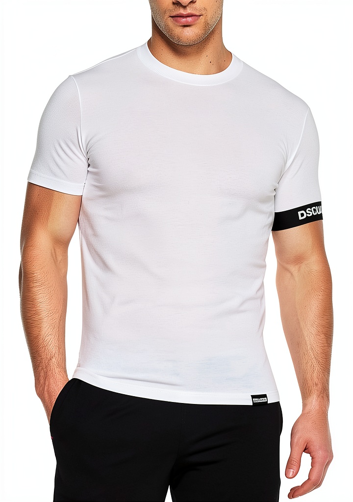Uomo che indossa la T‑shirt DSQUARED2 in un contesto urbano